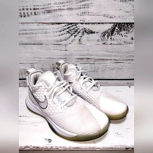 Nike LeBron Witness 3 Shoes in White Chrome size 8 Athletic Basketball Active - Picture 1 of 10